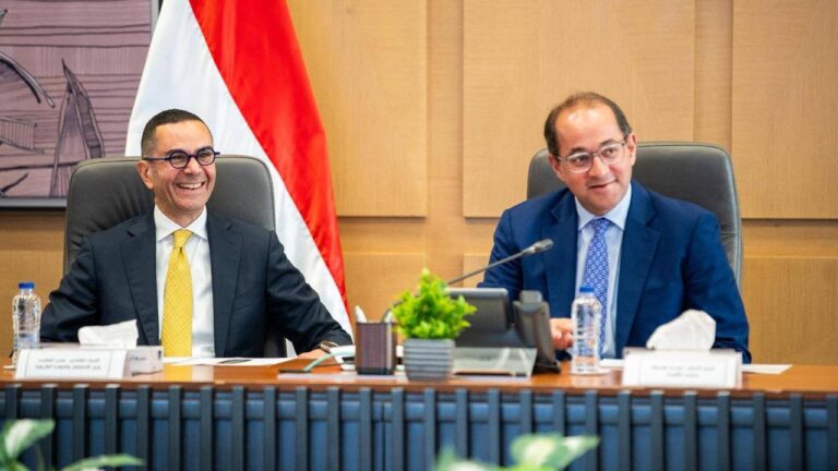 وزيرا المالية والاستثمار خلال مراسم توقيع برتوتوكل التعاون