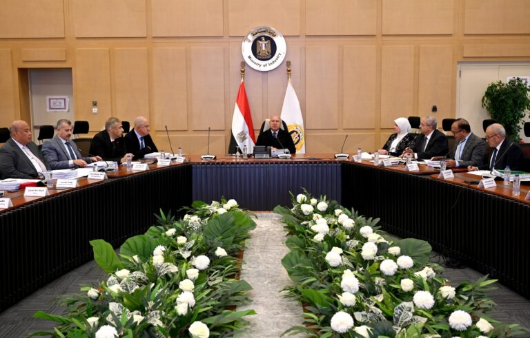 كامل الوزير يجتمع مع مجلس إدارة مركز تحديث الصناعة