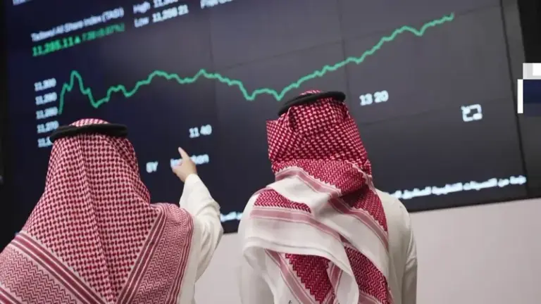 مستثمرون في سوق الأسهم السعودية