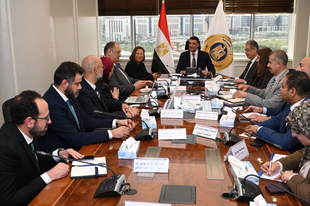 قيادات جنرال موتورز مع وزير الصناعة