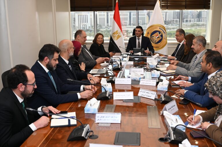 قيادات جنرال موتورز مع وزير الصناعة